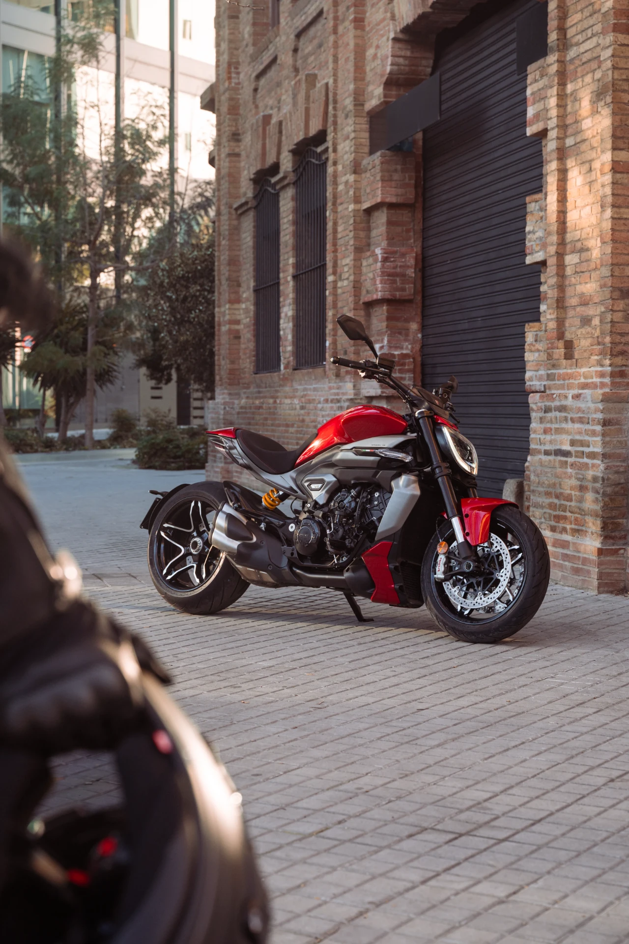 Piloto em posição relaxada sobre a Ducati XDiavel V4 na cidade