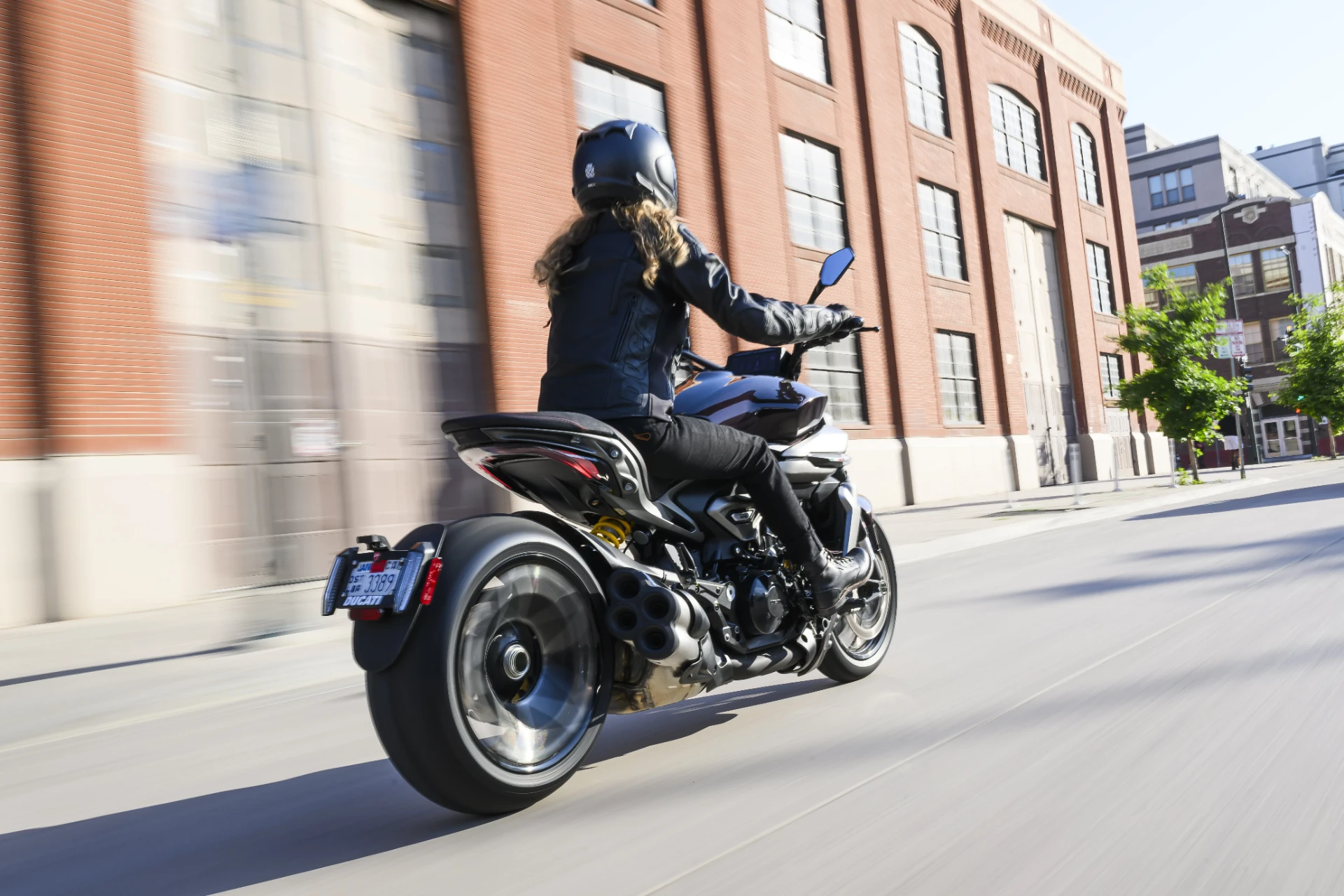 Ducati XDiavel V4 em ambiente urbano à noite
