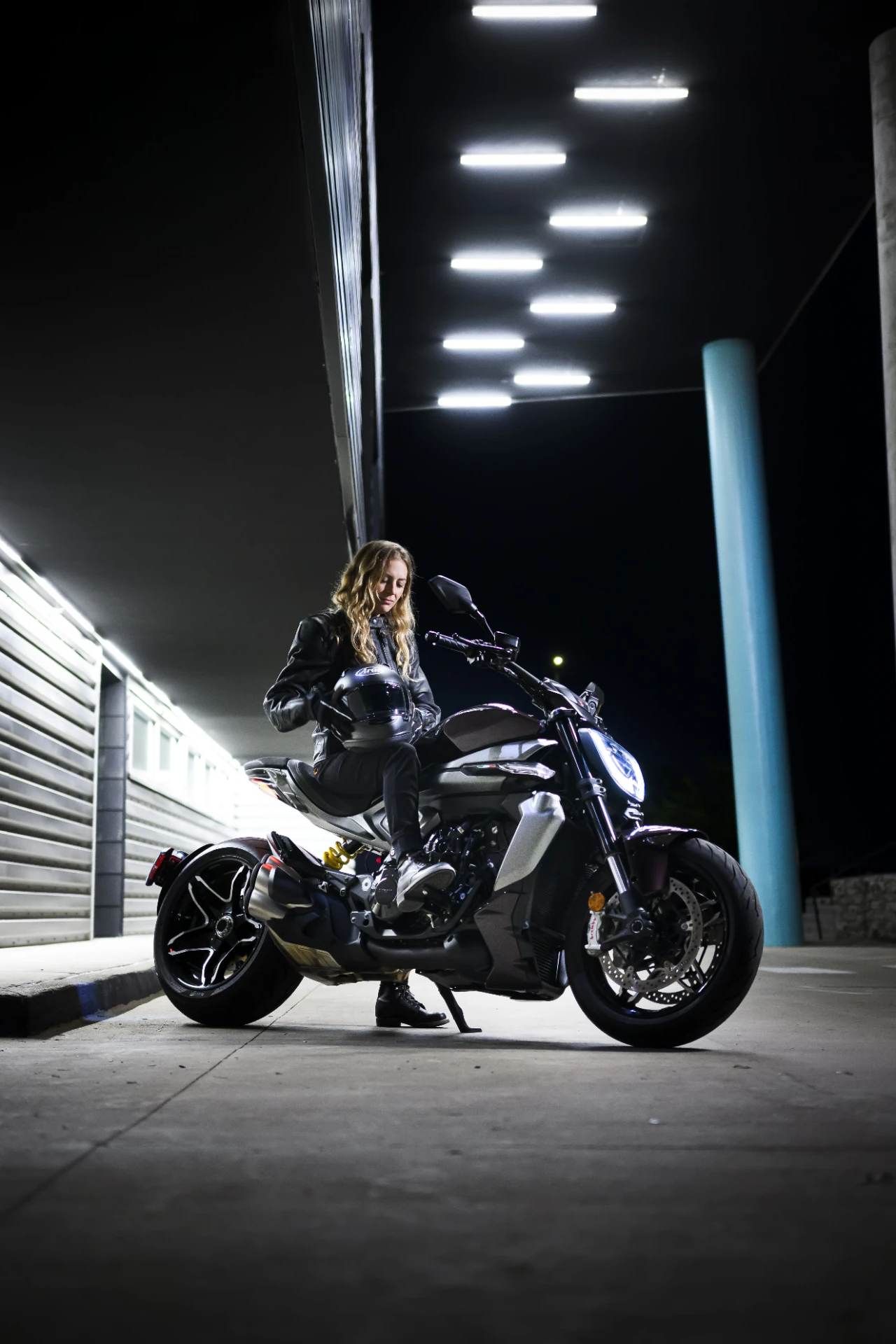 Ducati XDiavel V4 em movimento na cidade à noite