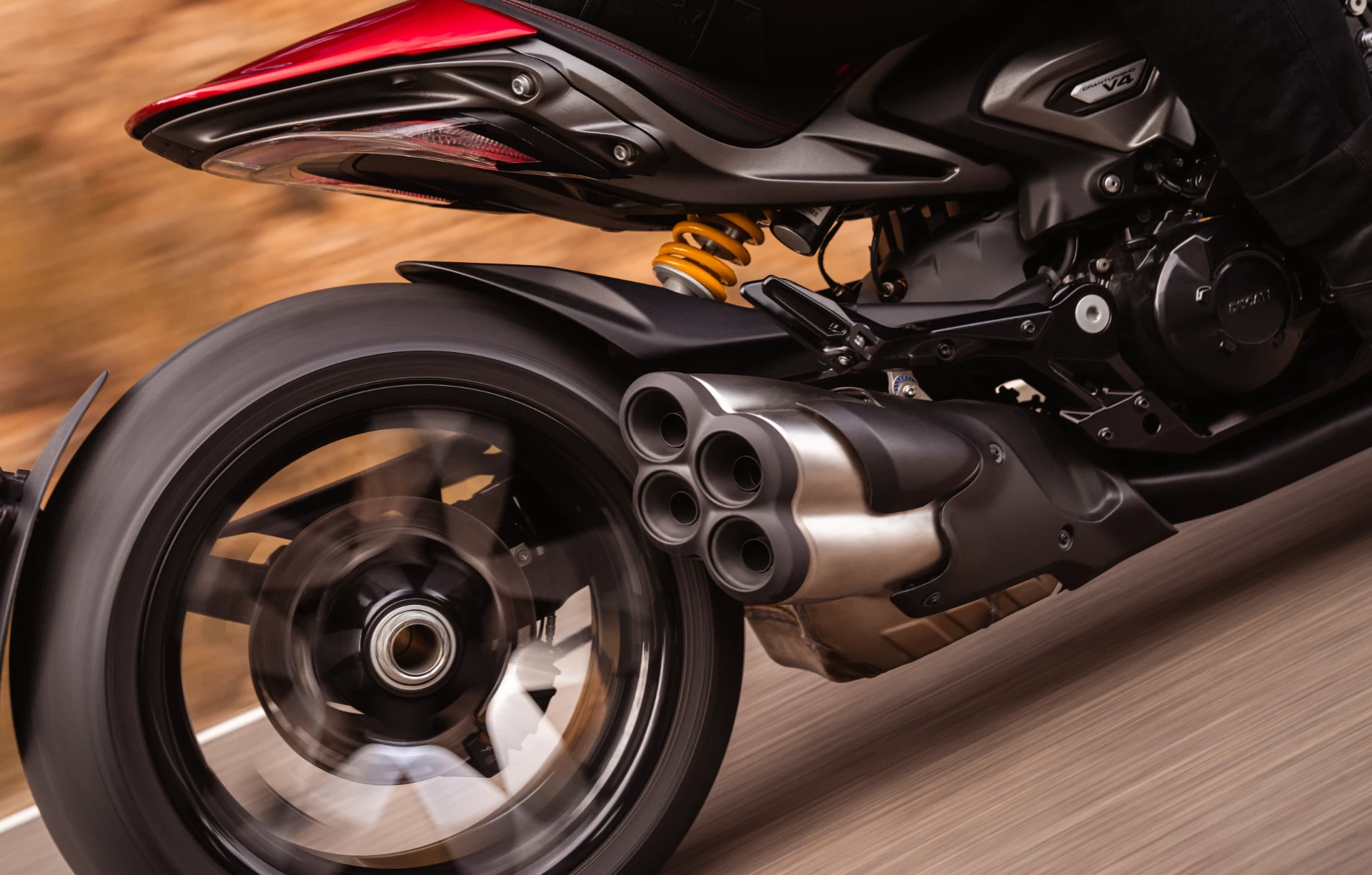 Detalhe do escapamento de quatro saídas da Ducati XDiavel V4