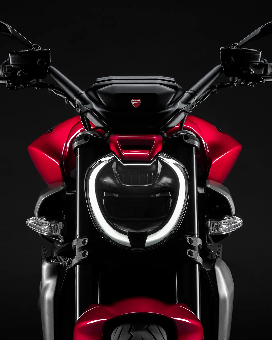 Detalhe frontal da Ducati XDiavel V4 com farol Full LED