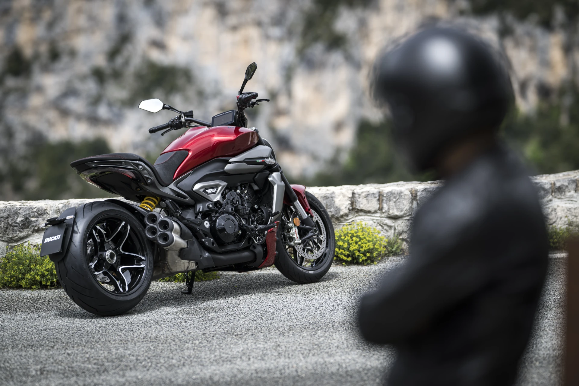 Ducati XDiavel V4 parada em mirante de montanha com piloto ao lado