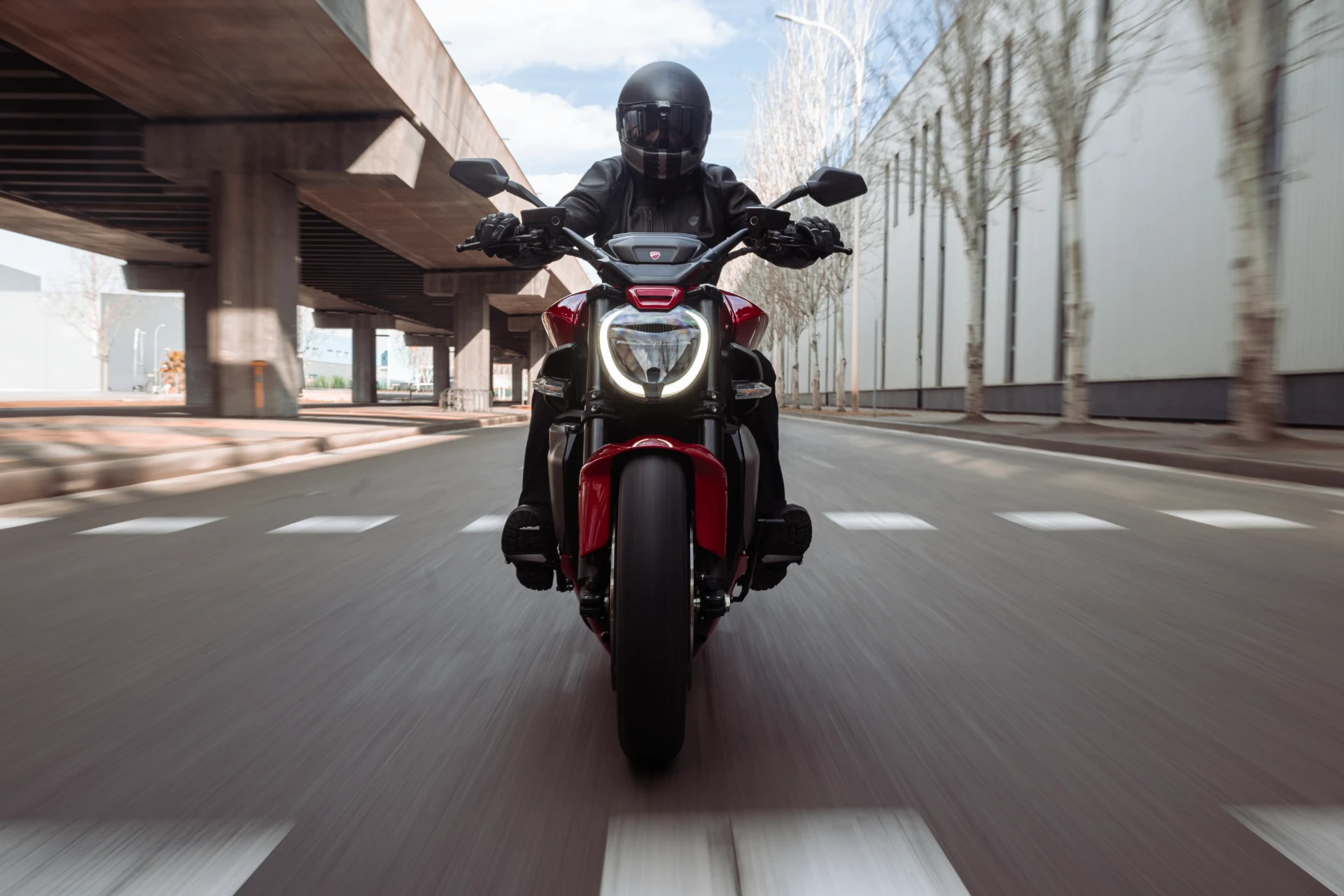 Ducati XDiavel V4 em movimento vista de frente na cidade