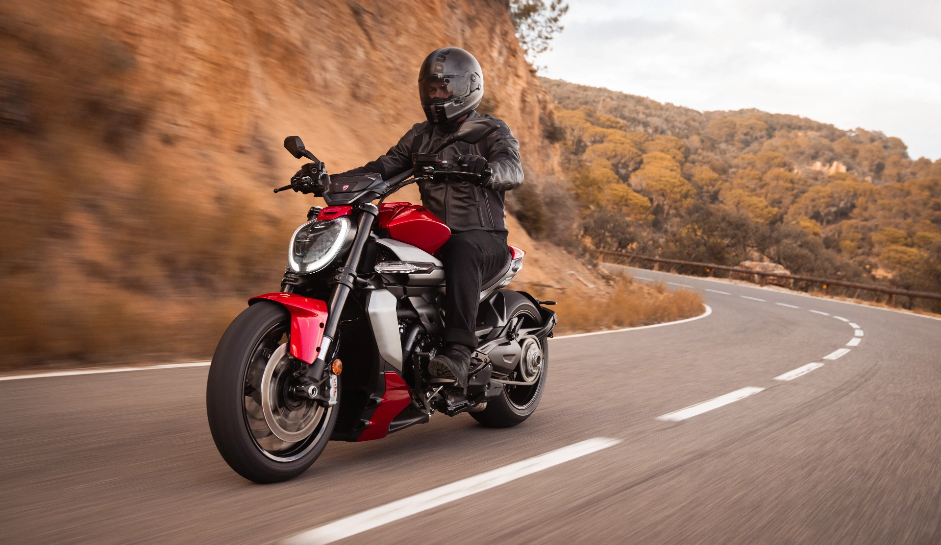 Ducati XDiavel V4 em movimento em estrada de montanha