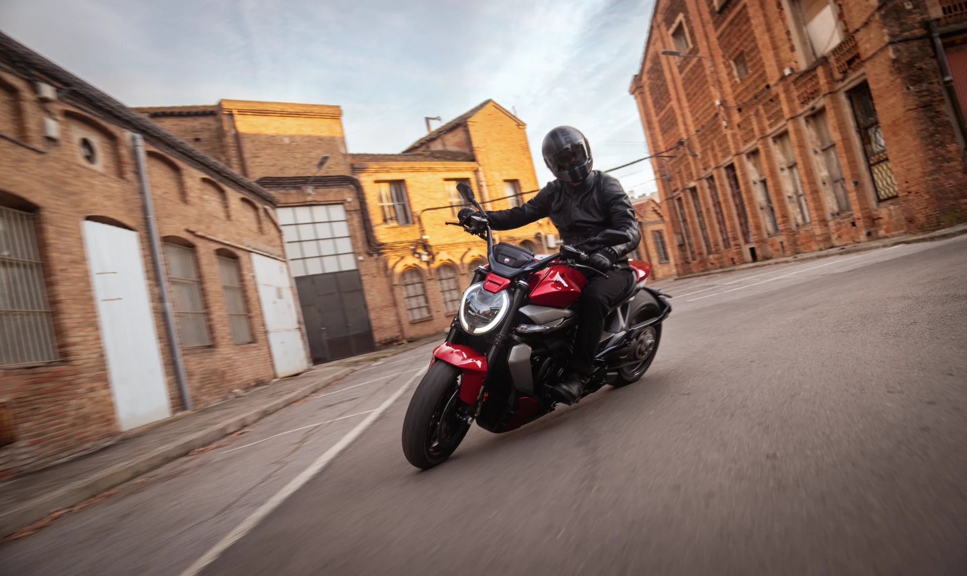 Ducati XDiavel V4 em pilotagem dinâmica.