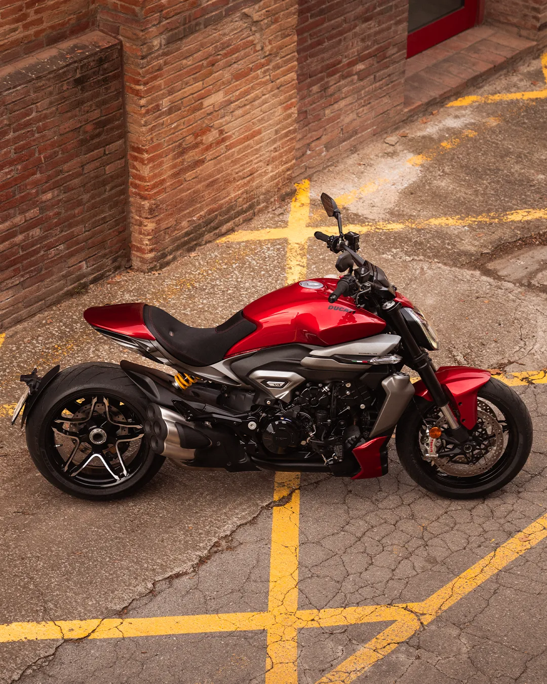 Ducati XDiavel V4 vista lateral estacionada em área urbana