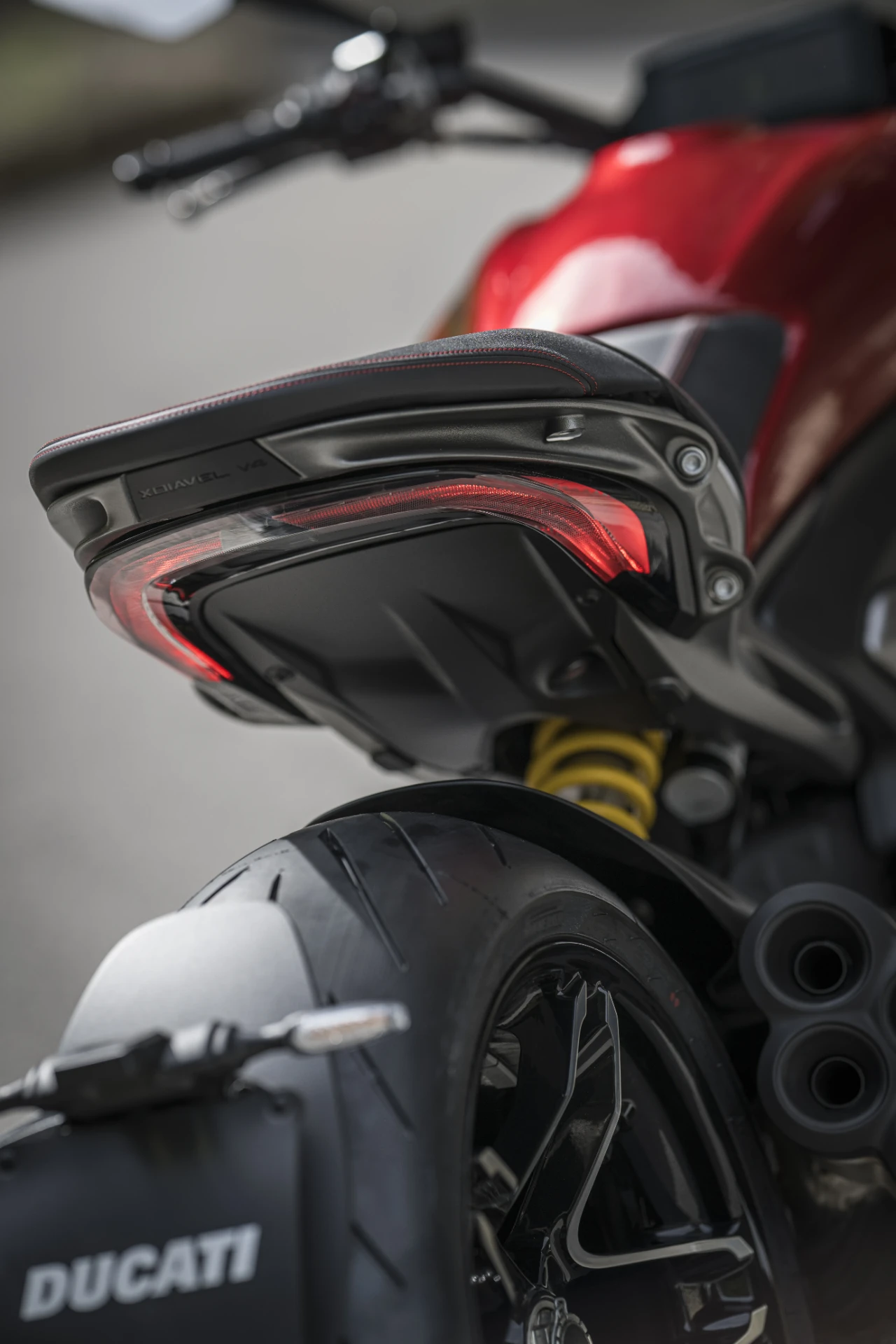 Detalhe da lanterna traseira LED e do escapamento da Ducati XDiavel V4