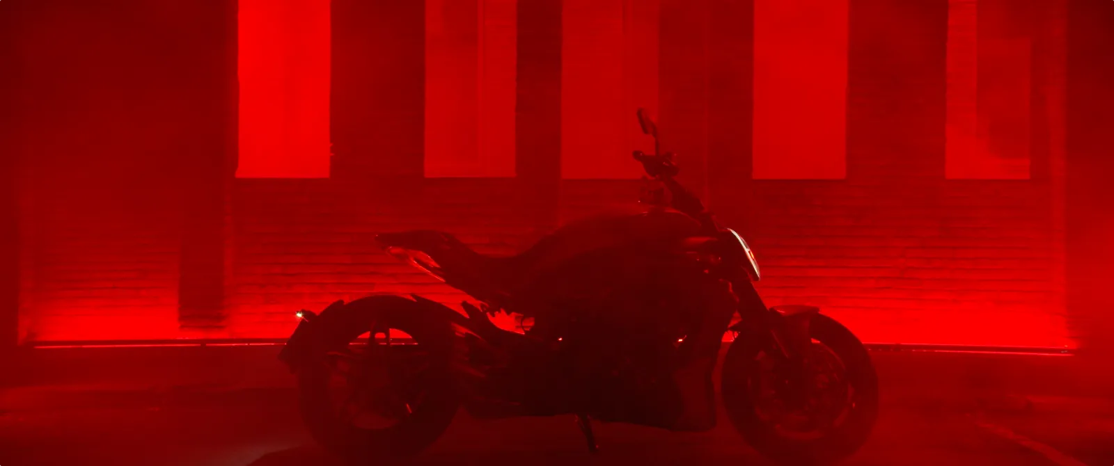 Silhueta da Ducati XDiavel V4 iluminada em vermelho